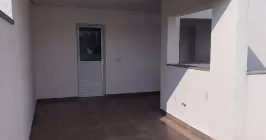 Cobertura com 2 dormitórios, cozinha e sala integradas e com 1 vaga