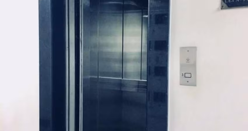 Três salas em um edifício comercial