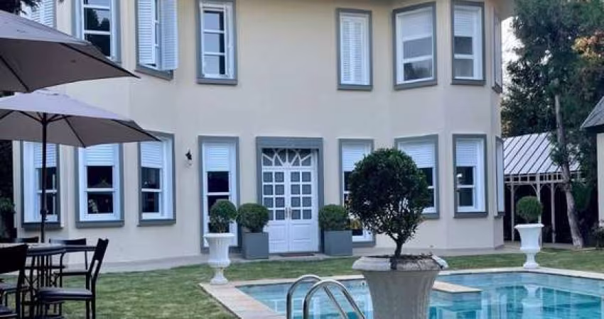 Casa de Vila com 6 Quartos, 4 Suítes e 8 Banheiros ? Conforto e Privacidade em Bairro Charme