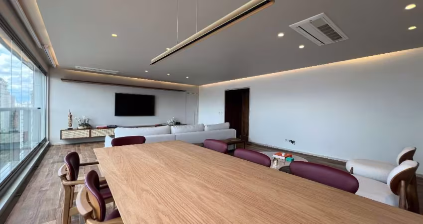 Apartamento mobiliado de 154m² à venda na Vila Nova Conceição.