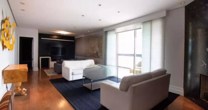 Apartamento á venda no Campo Belo, com 3 suítes e 4 vagas.