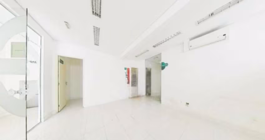 prédio Comercial com 650m² distribuídos em 5 vagas, 22 salas e 4 banheiros.