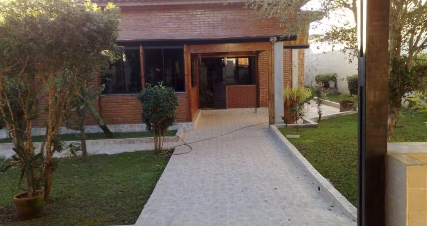 Casa Térrea em Veleiros | 03 Suítes | 04 Vagas | 384m²