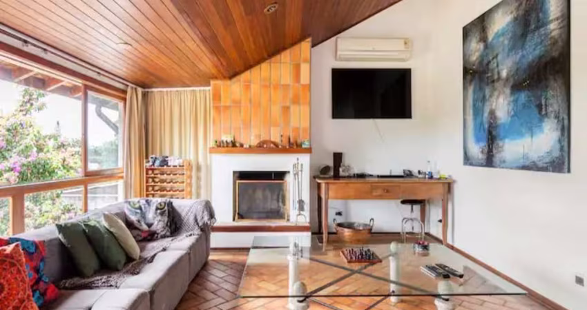 Espetacular Casa à Venda em São Paulo - 5 Quartos, 3 Suítes, 7 Banheiros, 4 Vagas de Garagem em Interlagos - 668m²