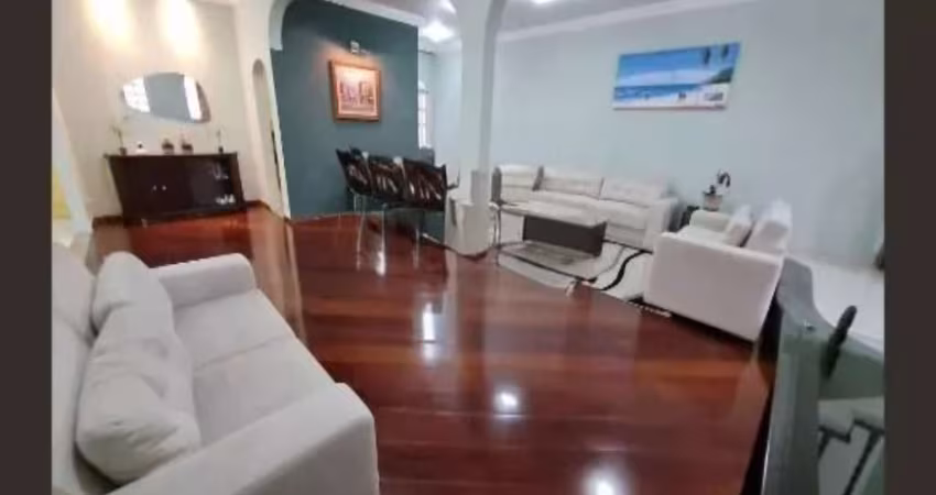 Sobrado com 345 m², 4 dormitórios (2 suítes), 5 banheiros, (um deles com banheira), 5 vagas, SBC, SP.