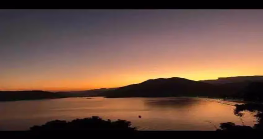 CASA DE CINEMA NA PRAIA DA ENSEADA UBATUBA COM ÁREA DE 2.400 M²