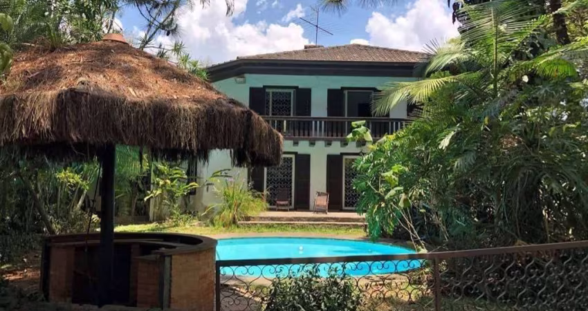 Rústica, 2.400m² de terreno, 2 piscinas (externa e raia coberta), lareira, SPA e jogos