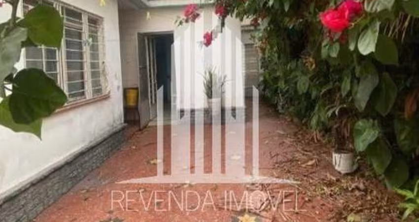 Ampla Casa com 3 dormitórios em rua tranquila