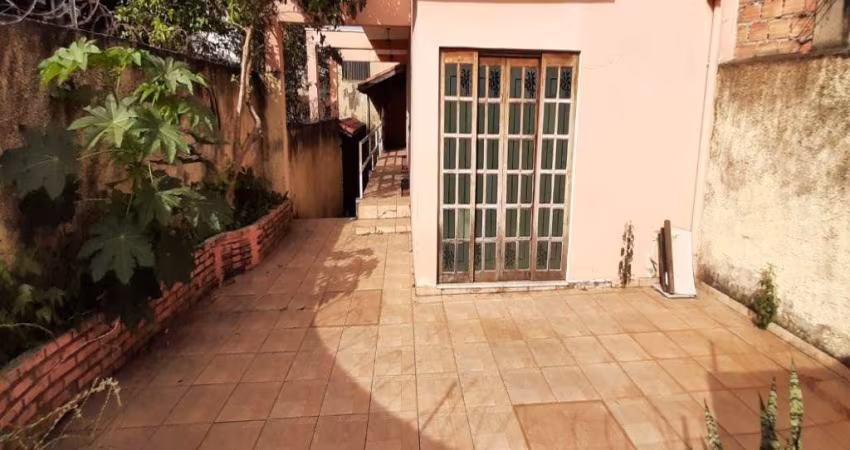 Casa com 3 dorm, 2 banheiros, vaga de garagem.