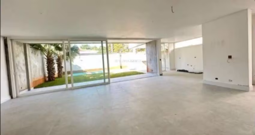 Luxuosa Casa em Condomínio no Brooklin, São Paulo - 3 Quartos, 3 Suítes, 4 Banheiros, 4 Vagas, 495m² de Pura Sofisticação!