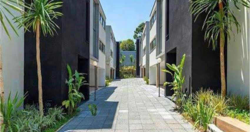 Linda Casa em Condomínio à Venda em São Paulo - SP  4 Quartos, 4 Suítes, 6 Banheiros, 4 Vagas de Garagem  686 m² no Jardim Cordeiro