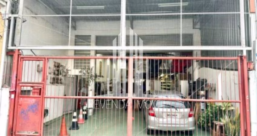 Galpão Comercial à Venda na Vila Anastácio, São Paulo-SP: 3 Salas, 5 Banheiros, 3 Vagas de Garagem, 370m² de Área!