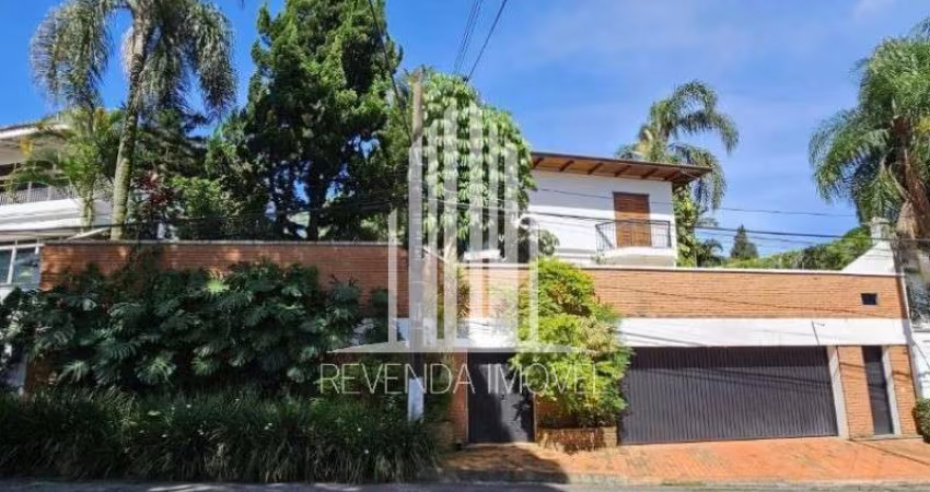 Espetacular mansão de 5 quartos no Jardim Leonor, São Paulo - SP: 3 suítes, 3 salas, 8 banheiros, 4 vagas e 800m² de área.