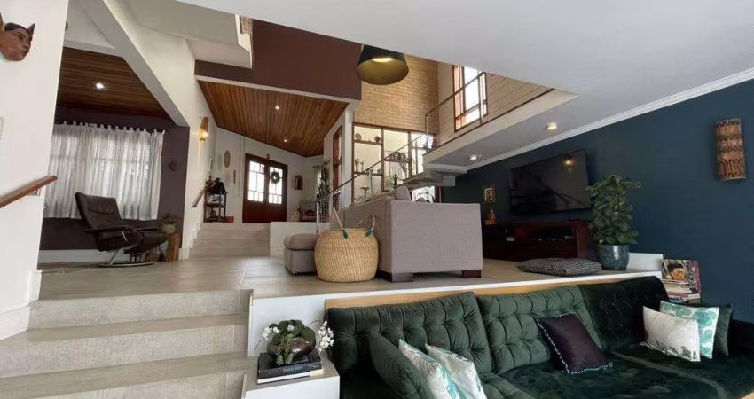 Casa com 450m2 no Condomínio Tarumã com 3 suítes, piscina e 4 vagas de garagem