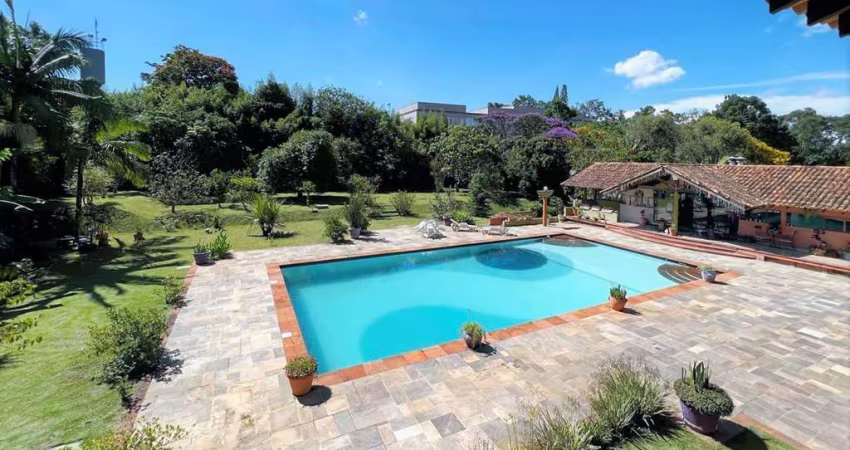 Casa de Luxo com 5 Suítes e Piscina em Cotia