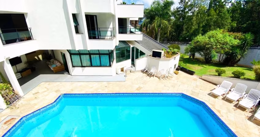 Casa de alto padrão no Residencial 10, com 4 suítes, 798m² A. útil e 2.400m² de a. total.