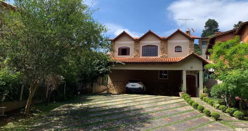 LINDA CASA EM CONDOMÍNIO, EM MEIO A NATUREZA - 3 SUÍTES, 4 BANHEIROS, 9 VAGAS DE GARAGEM