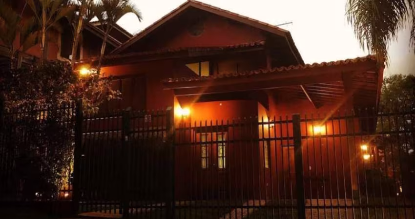 Casa Excepcional com fino acabamento em condomínio fechado.