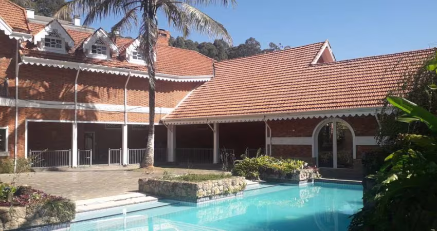 Mansão à Venda no Tamboré 1 | 5 Suítes, Piscina, 10 Vagas | Alphaville