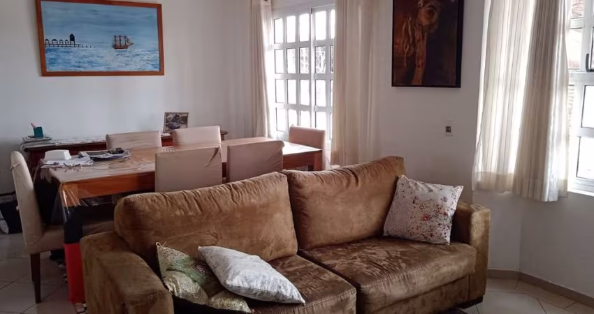 Casa em Cotia km 21 , com três dormitorios sendo uma suíte.