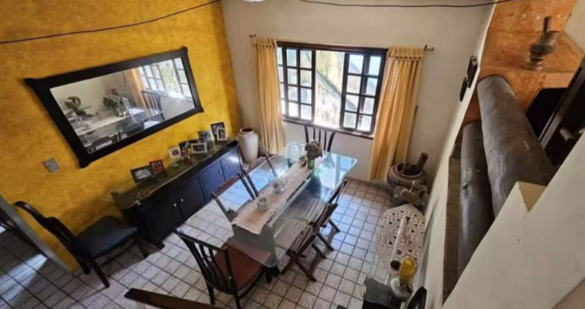 Casa em Condomínio à venda com 250m² 3 dormitórios 1 suíte 4 banheiros 3 vagas