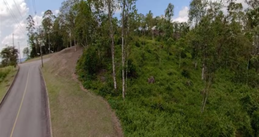 Com 2.500 metros 2 de área, no residencial ECOVILLE condomínio de altíssimo Padrão.