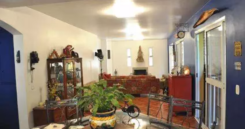 Casa à venda em Cotia com 326m² 4 suítes 5 banheiros 4 vagas.