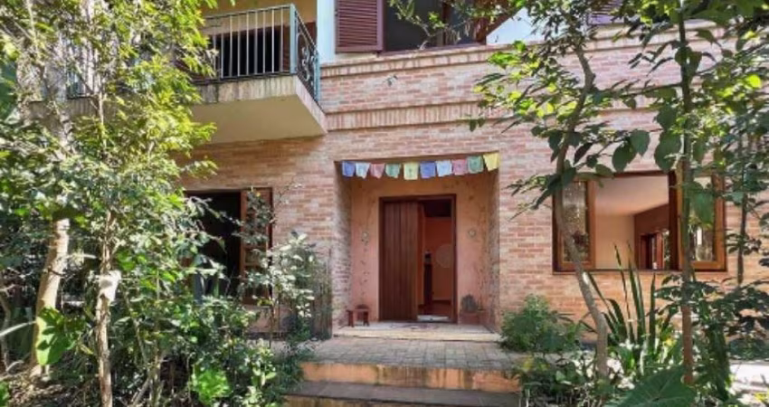 Casa em condomínio - Ampla, iluminada e bem localizada!