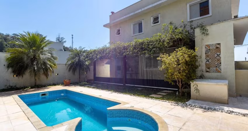 Casa no Condomínio Valville 2 com 3 suítes, 4 vagas, 245m2 em Alphaville com piscina