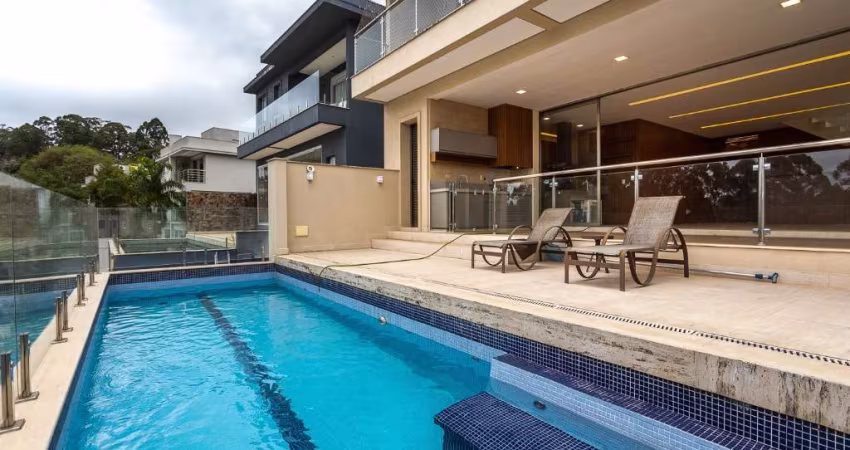 Casa no Cond Villa Solaia - Alphaville COM VISTA! 4 suítes, churrasqueira, piscina borda infinita