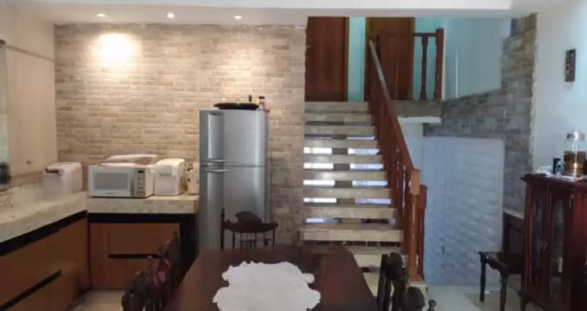 AÓtima  casa (sobrado)  reformado cômodos amplos e bem arejados, condomínio praia vermelha