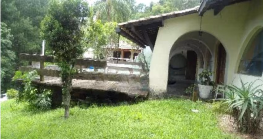 Casa à venda em Itapevi com 600m² 3 dormitórios 1 suíte 5 banheiros 6 vagas