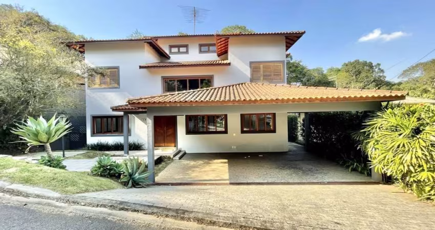 EXCELENTE CASA EM CONDOMINIO COM 5 SUITES,