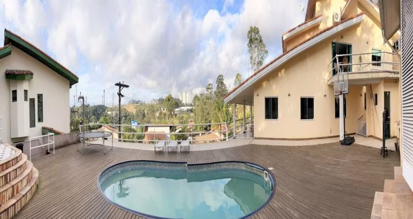 Casa a Venda no Condomínio Petit Village - 05 Dormitórios com 540,00m²