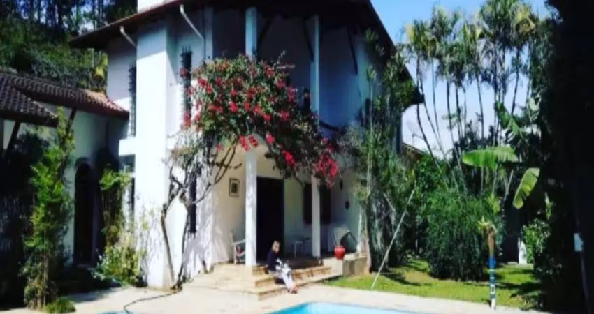 Casa de Condomínio com 3 Quartos e 5 banheiros à Venda