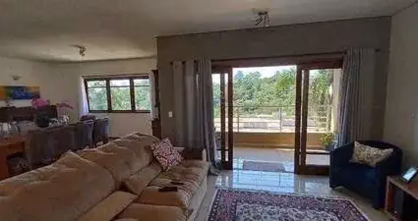 Casa à venda no Embu das Artes com 550m² 5 dormitórios 4 suítes 7 banheiros 2 vagas.