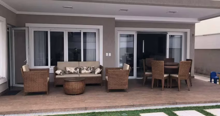 CASA DE ALTO PADRÃO NO CONDOMÍNIO ALPHA PLUS, ALPHAVILLE, BARUERI /SP - 5 SUÍTES (SENDO 1 NO TÉRREO)