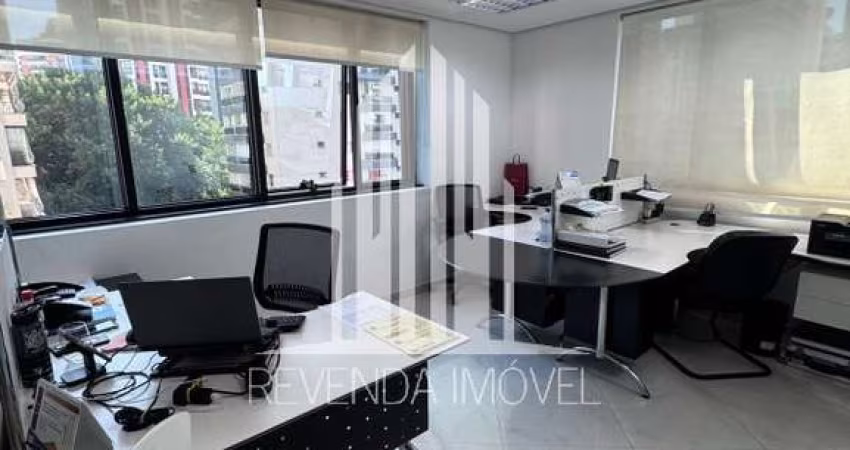 Sala Comercial na Vila Nova Conceição com 2 Vagas - 76m² à Venda.