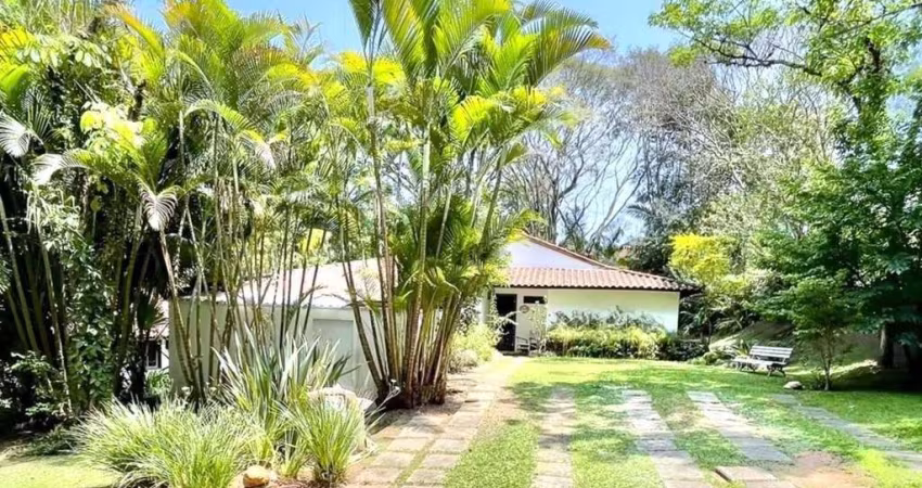 Casa de luxo em condomínio na Granja Viana, Cotia - SP: 4 quartos, 2 suítes, 3 banheiros, 4 vagas, 480m². Venha conferir!