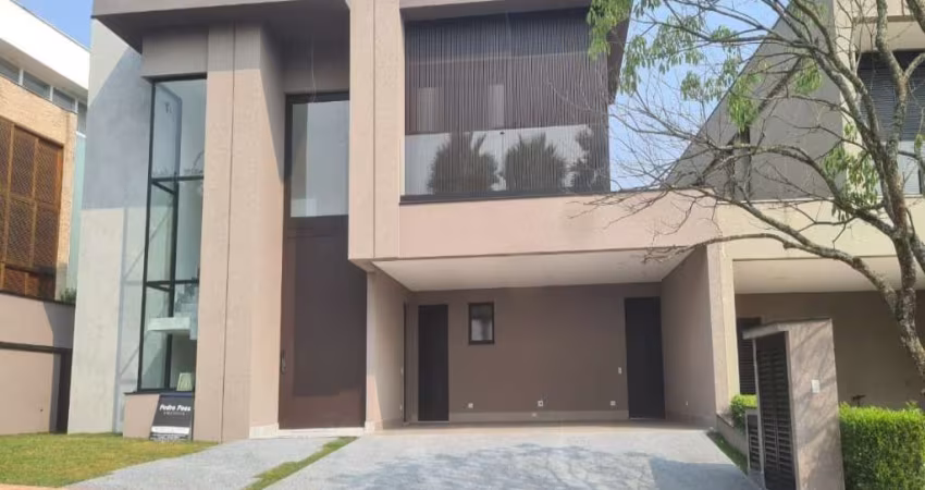Luxuosa casa em condomínio à venda em Alphaville, Santana de Parnaíba-SP: 4 quartos, 4 suítes, 7 banheiros, 6 vagas, 478,85m².