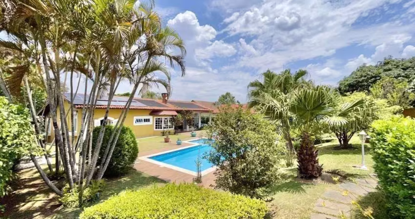 Casa em condomínio - 5d/2sts. Semi-térrea, gourmet, piscina, paisagismo!