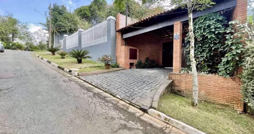 Casa em condomínio - Térrea 3 suítes, anexo gourmet, piscina e pomar!