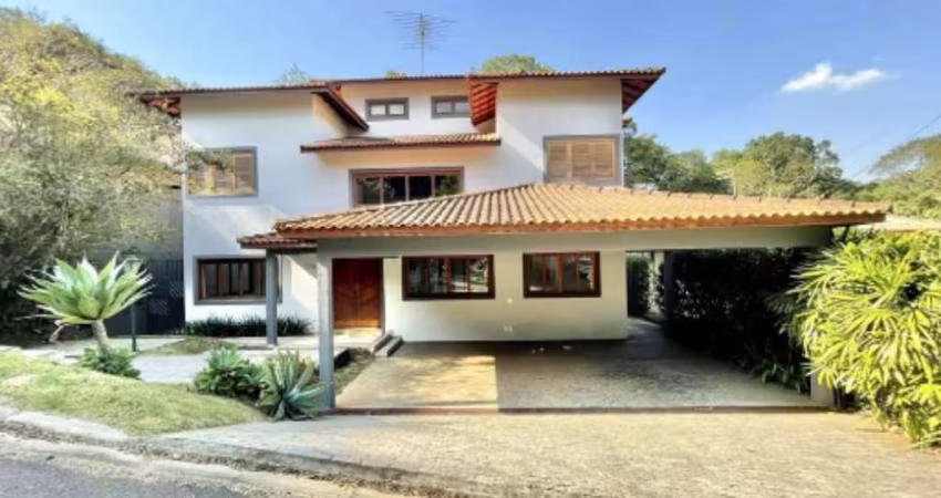Casa em condomínio com piscina, gourmet e vista!
