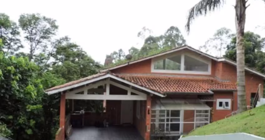 Casa em ótima localização e muito verde!