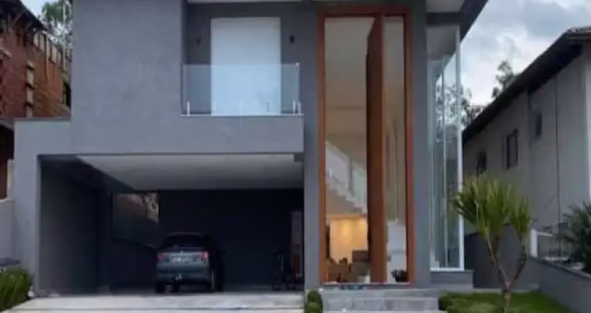 Casa de luxo em condomínio à venda em Jandira-SP: 4 quartos, 4 suítes, 6 banheiros e 9 vagas de garagem!