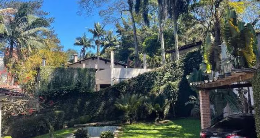 Linda casa com vista panorâmica. 3 suítes, 3 salas, 2 lareiras, 5 banheiros, piscina quintal amplo, churrasqueira. Garagem para 5 carros.