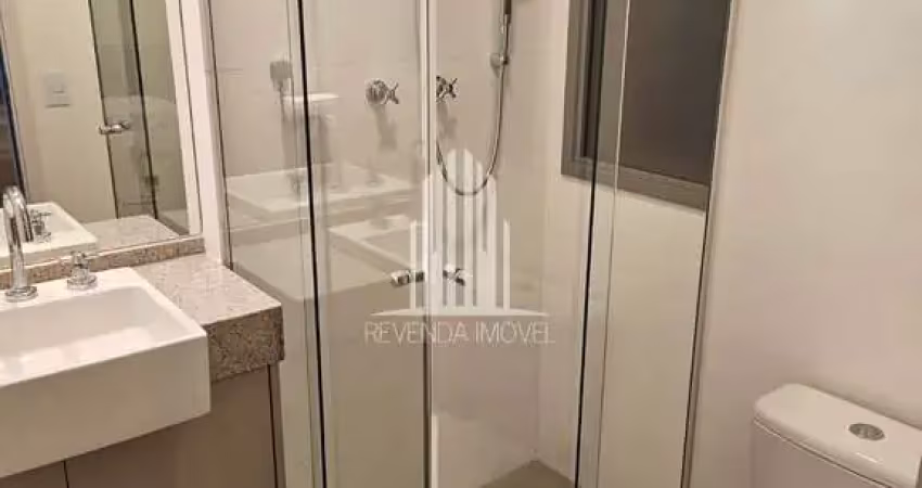 Apartamento mobiliado com 1 quarto e varanda disponível para alugar.
