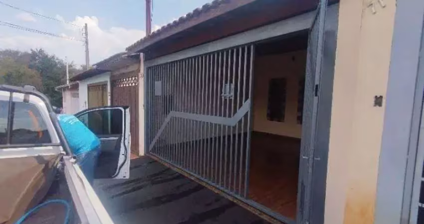 Aluga casa  de dois quartos, sendo uma suite - bairro planalto verde.