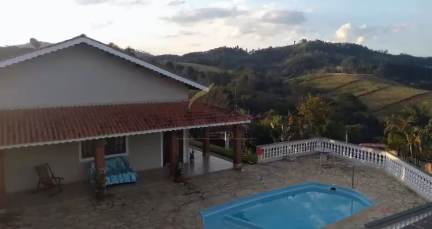 Chácara à venda, com área de lazer, 6 quartos, 2 suites, 1390m², a 3 km do centro, vale do rio cach