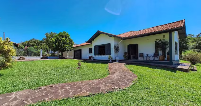 Casa espaçosa no centro de pareci novo com 220m² e amplo terreno de 1.200m²